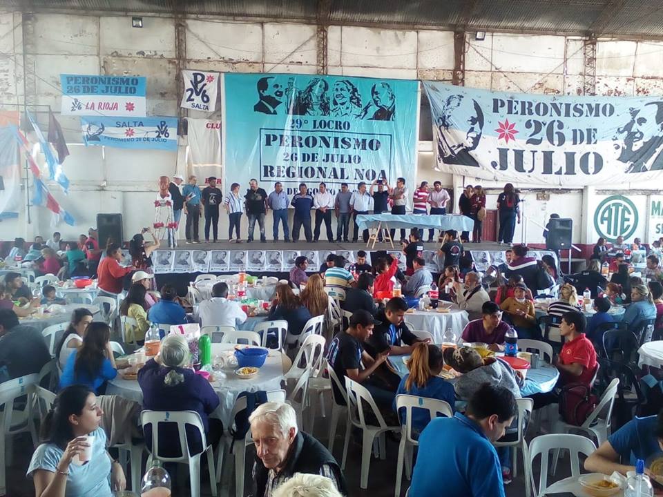 Comensales y compaÃ±eros en el escenario